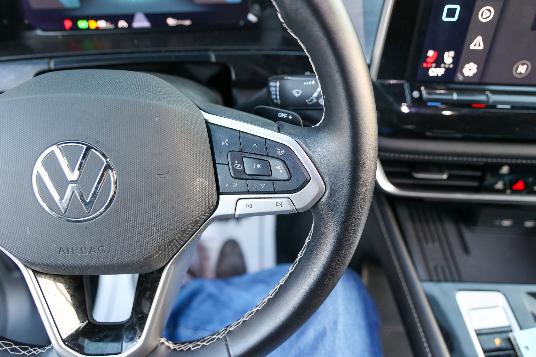 2025 Volkswagen Atlas Cross Sport 2.0T SE w/Technology