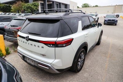 2022 Nissan Pathfinder SL