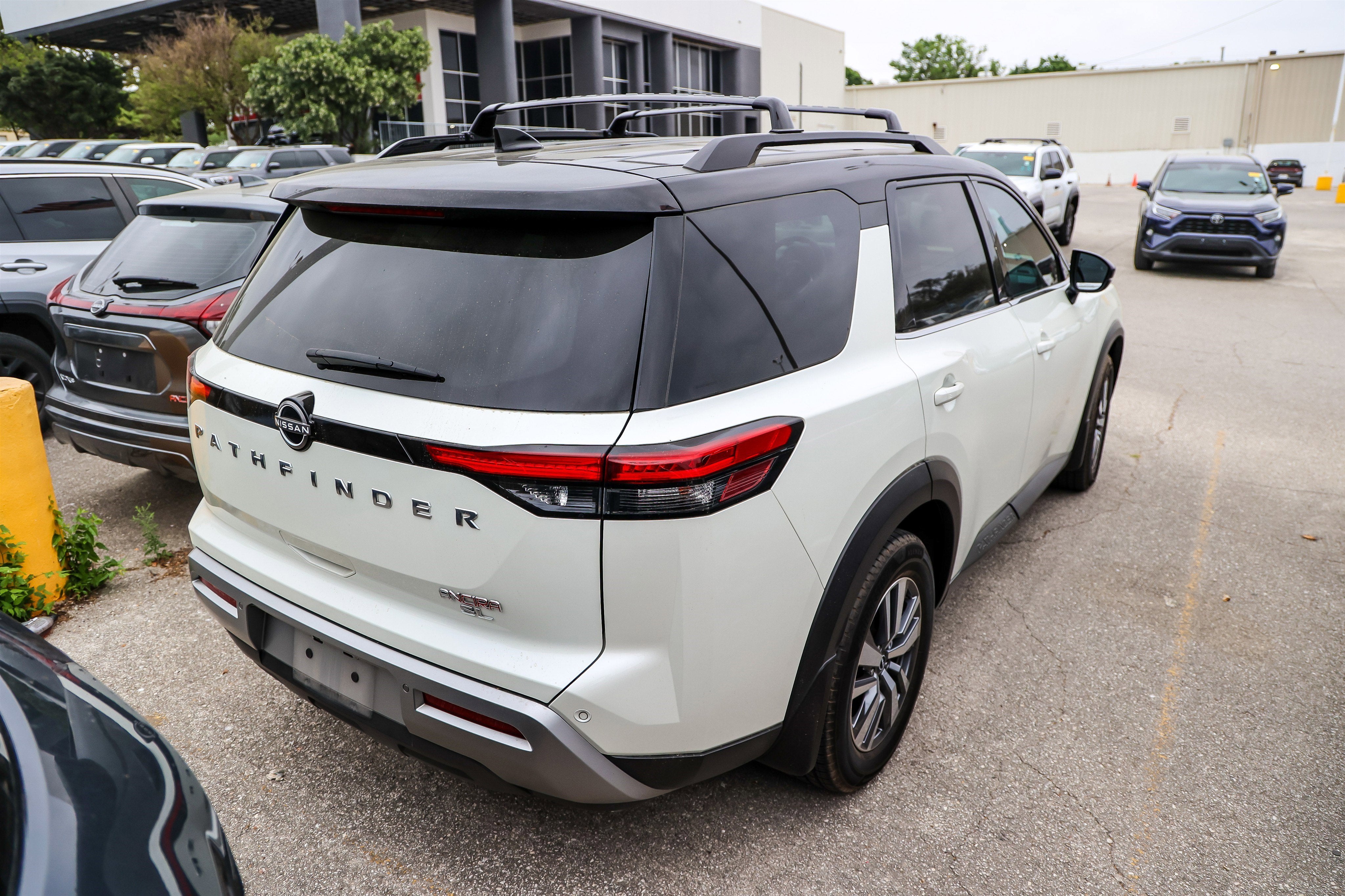 2022 Nissan Pathfinder SL