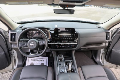 2025 Nissan Pathfinder SL