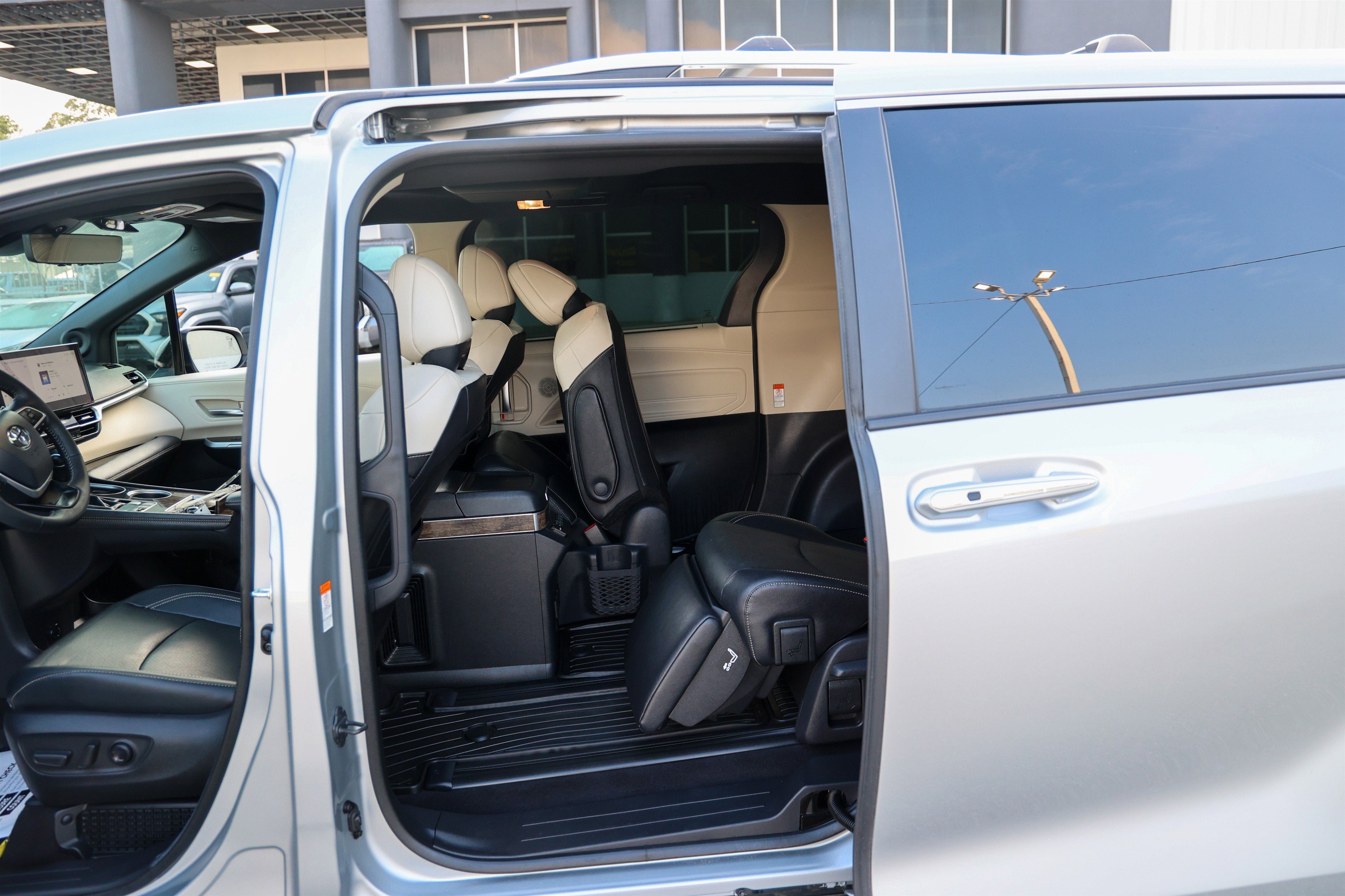 2025 Toyota Sienna Platinum