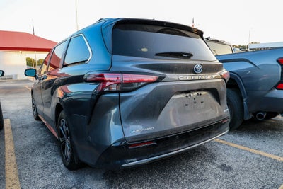 2025 Toyota Sienna Platinum