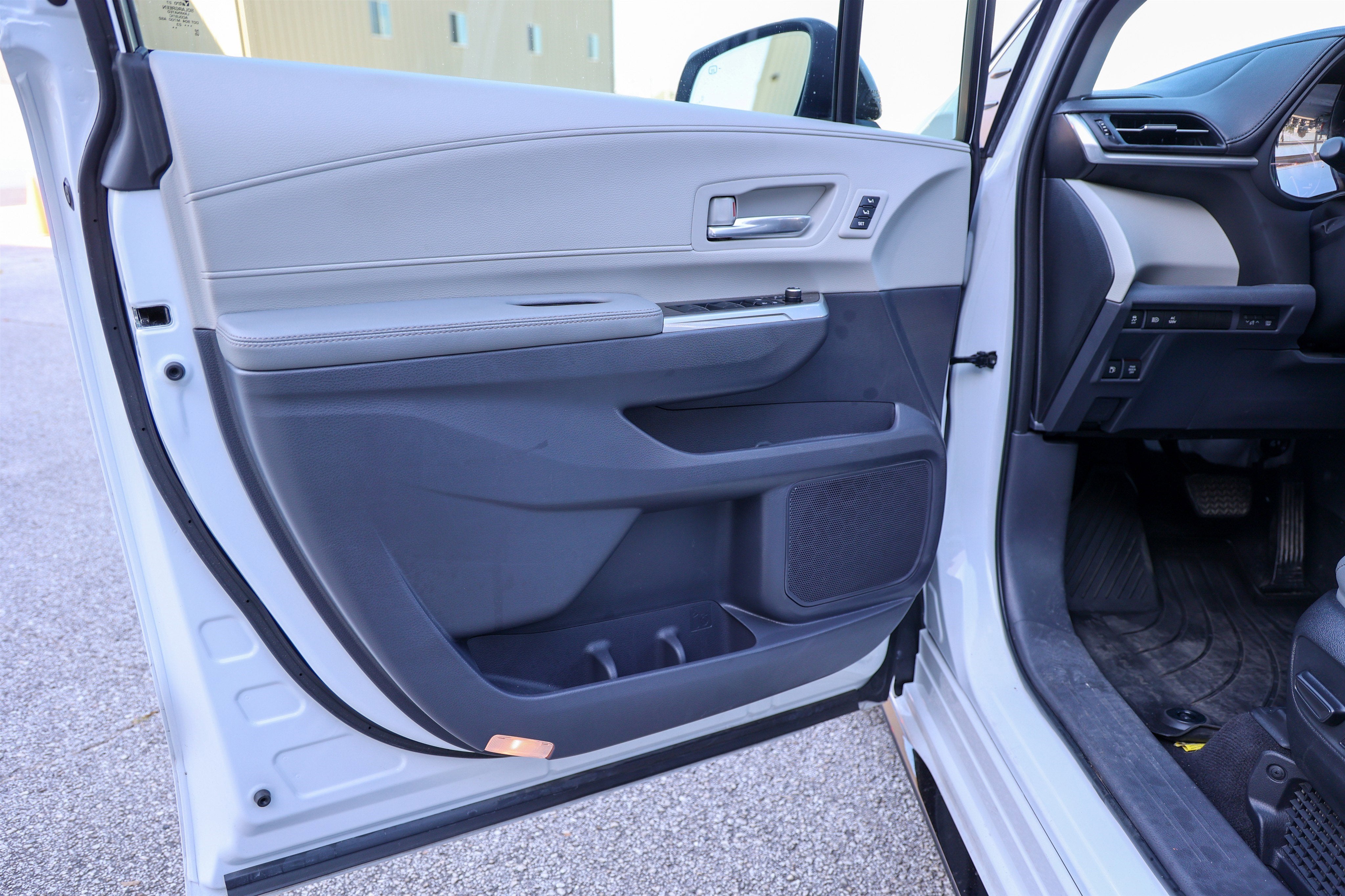 2023 Toyota SIENNA LIMITED Limited