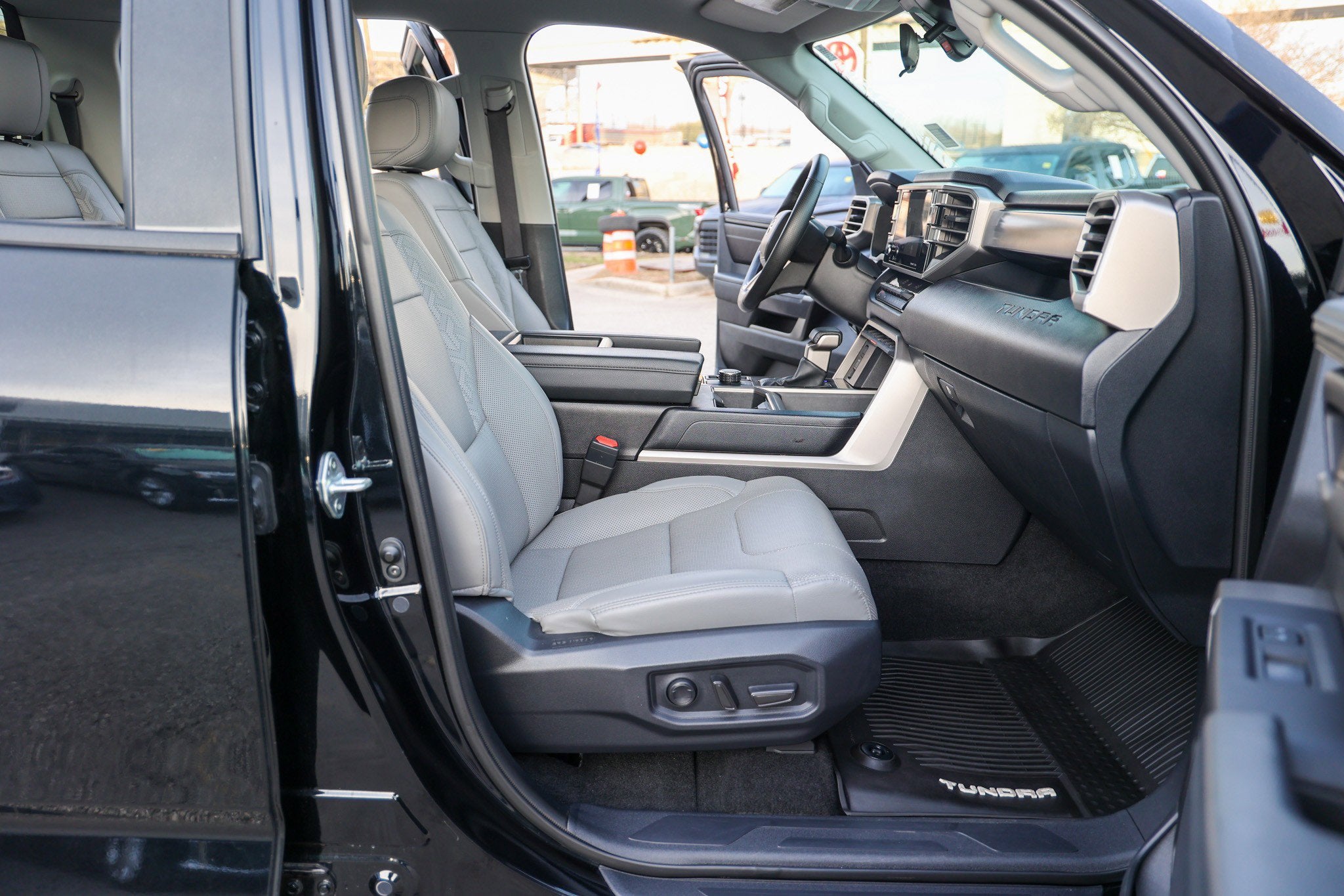 2024 Toyota TUNDRA 4X4 SR5