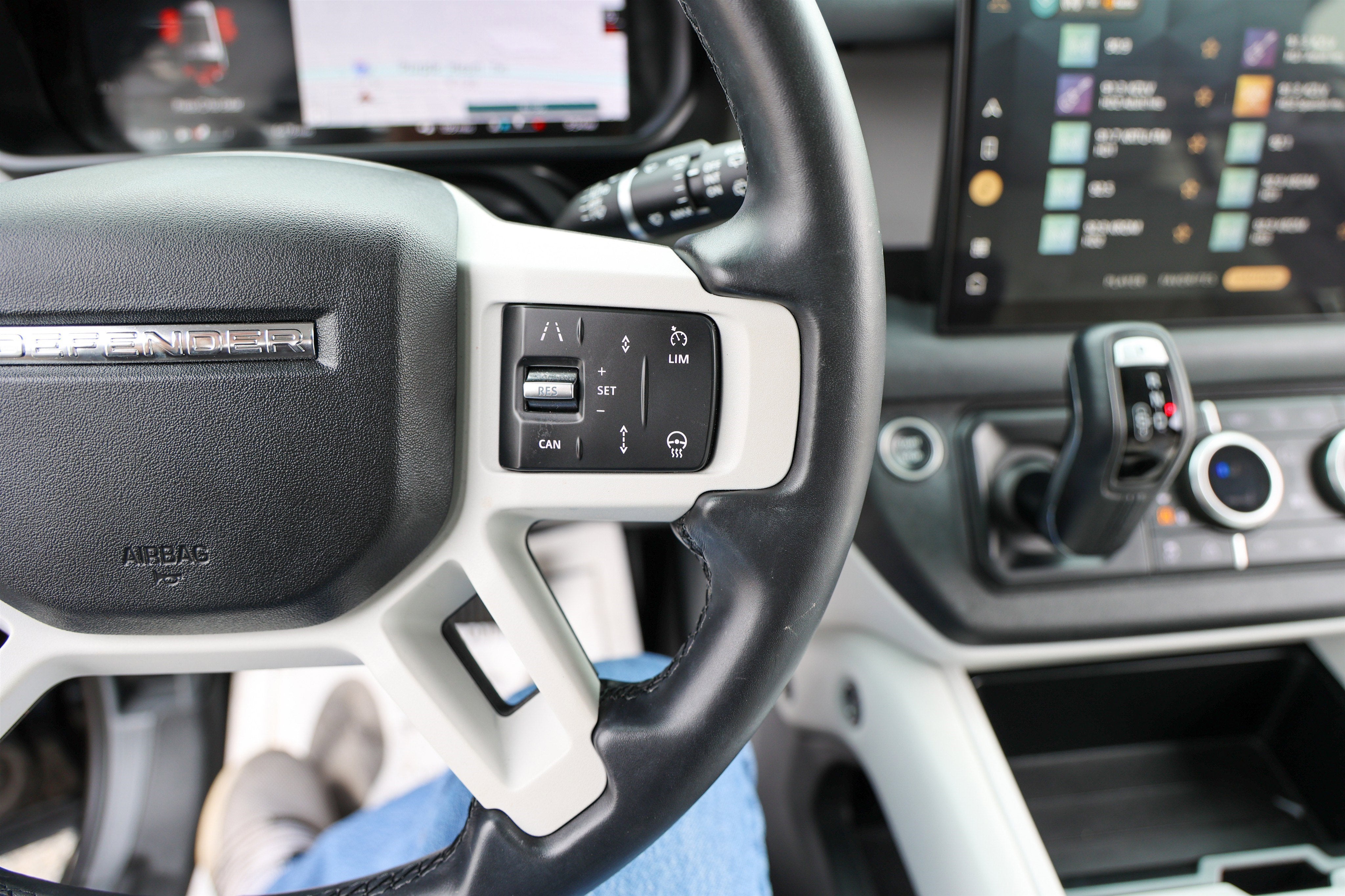 2025 Land Rover Defender X-Dynamic SE