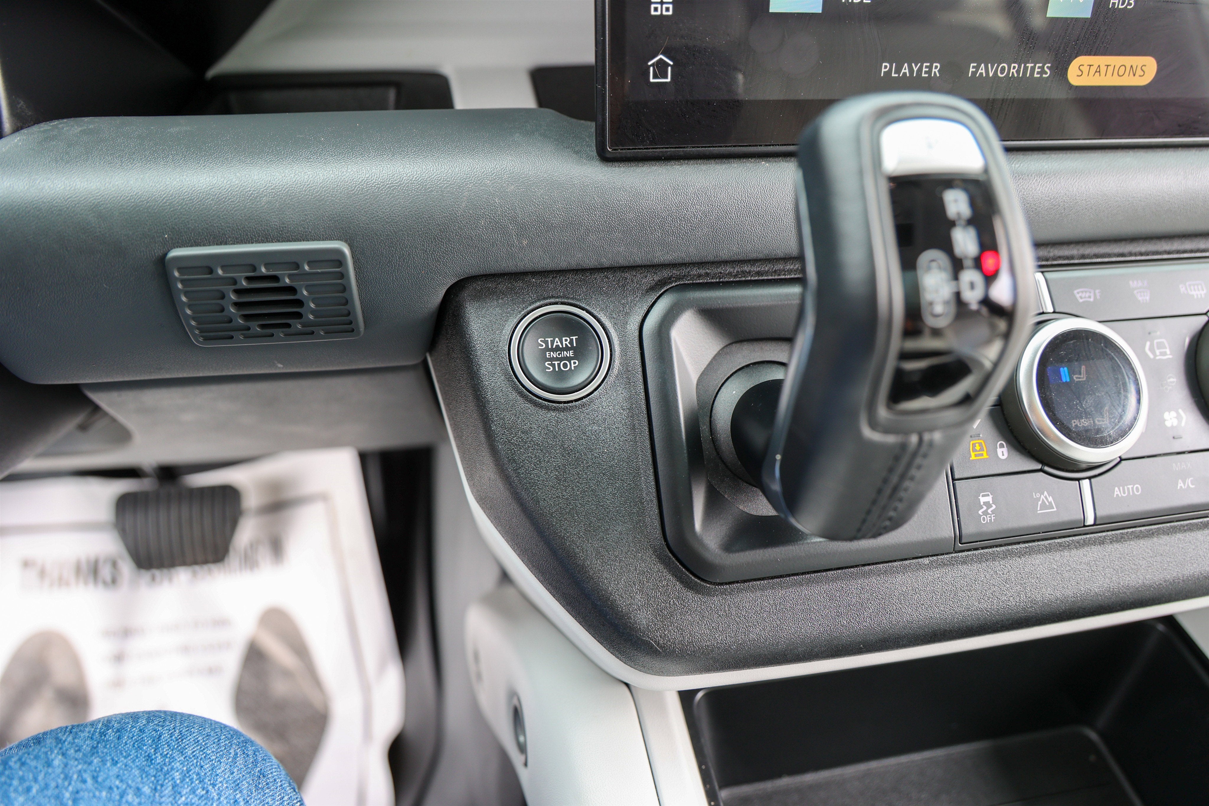 2025 Land Rover Defender X-Dynamic SE