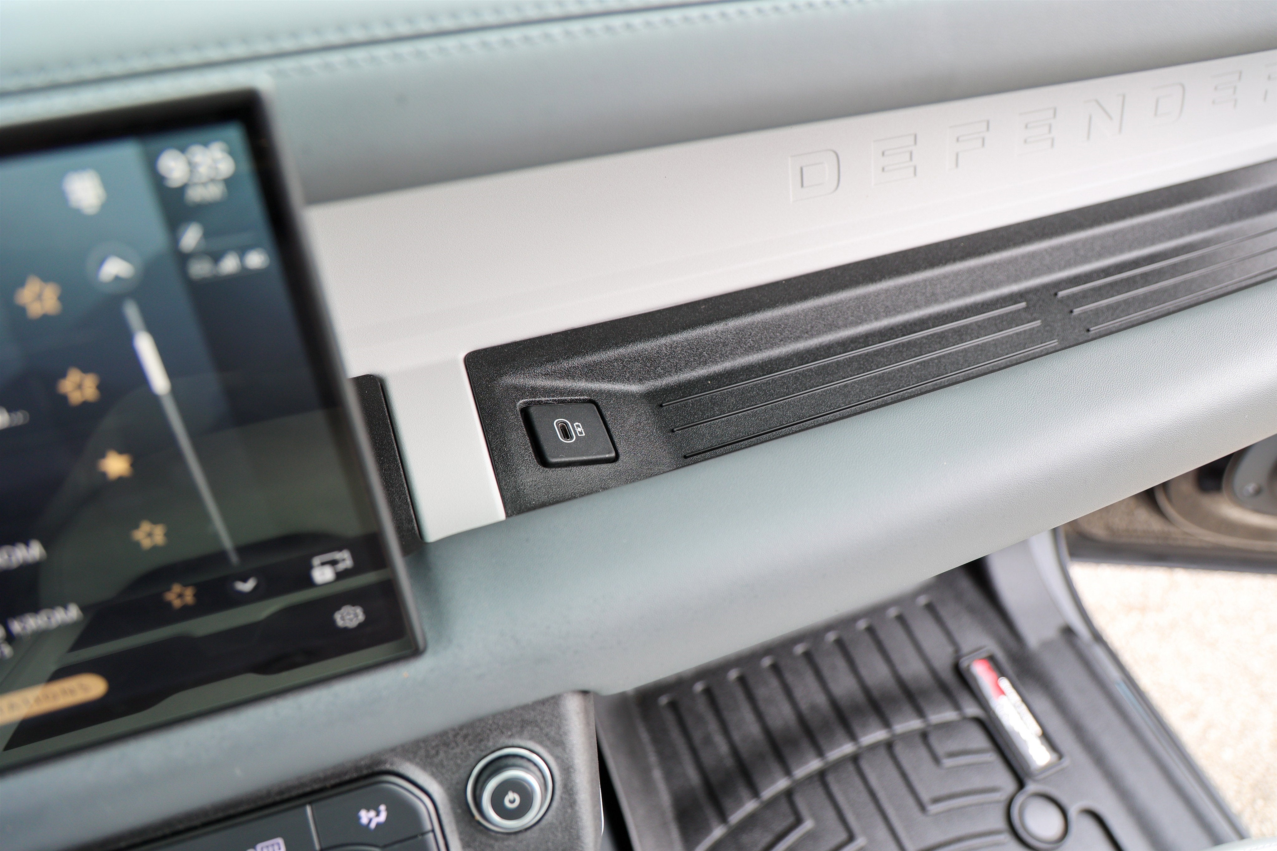 2025 Land Rover Defender X-Dynamic SE
