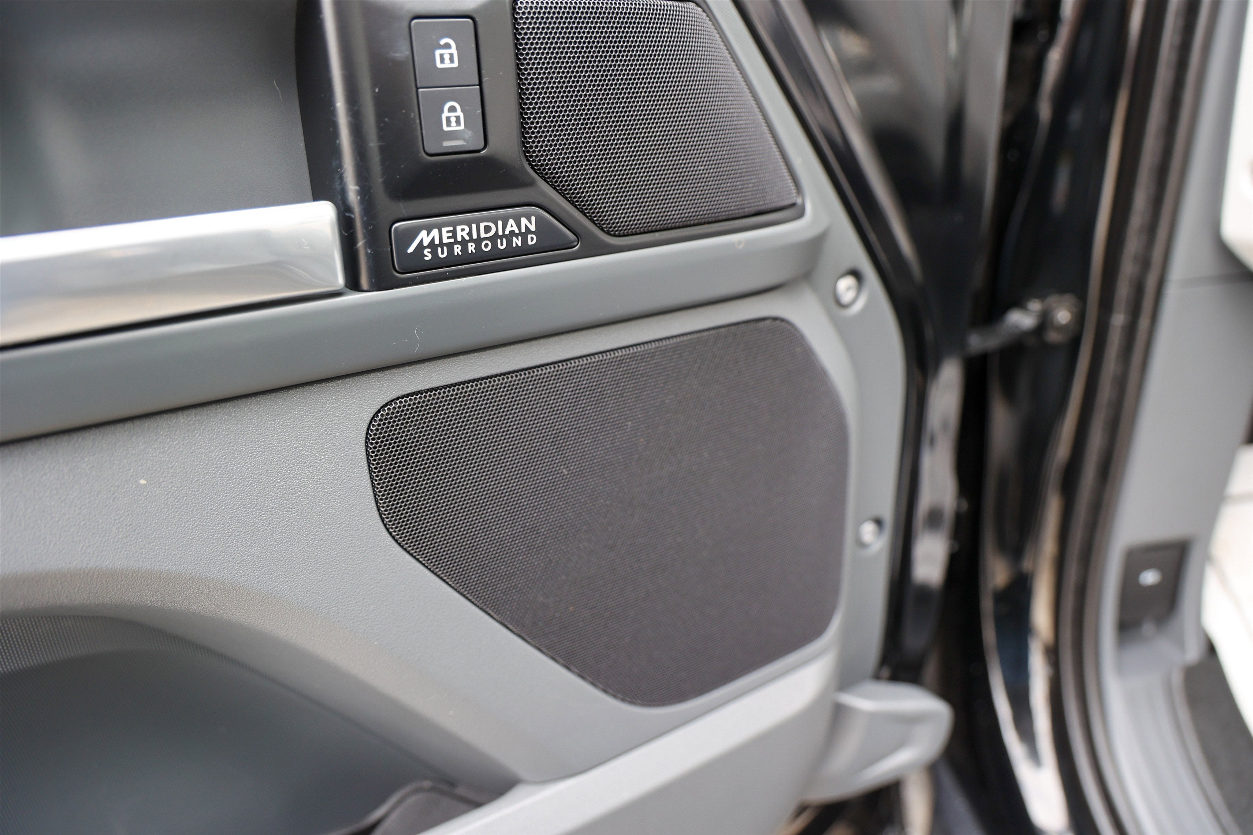 2025 Land Rover Defender X-Dynamic SE