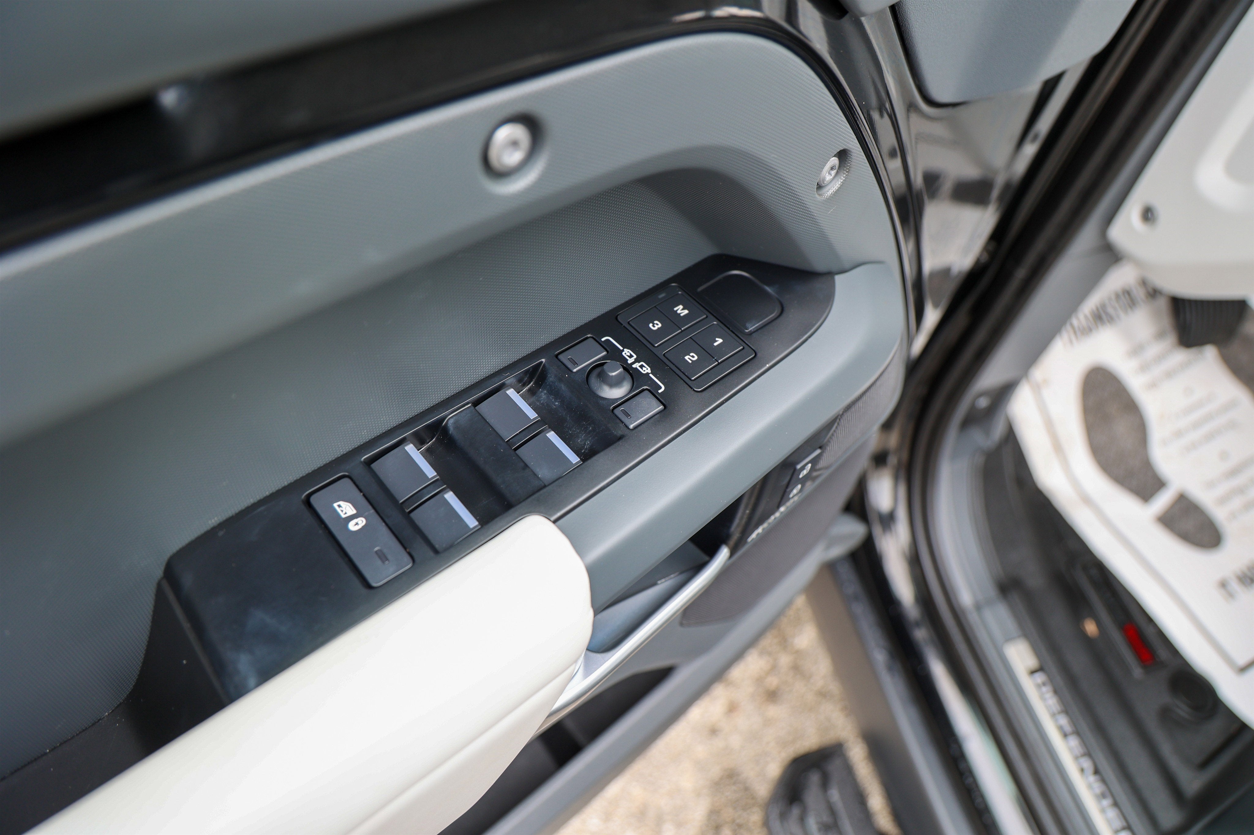 2025 Land Rover Defender X-Dynamic SE