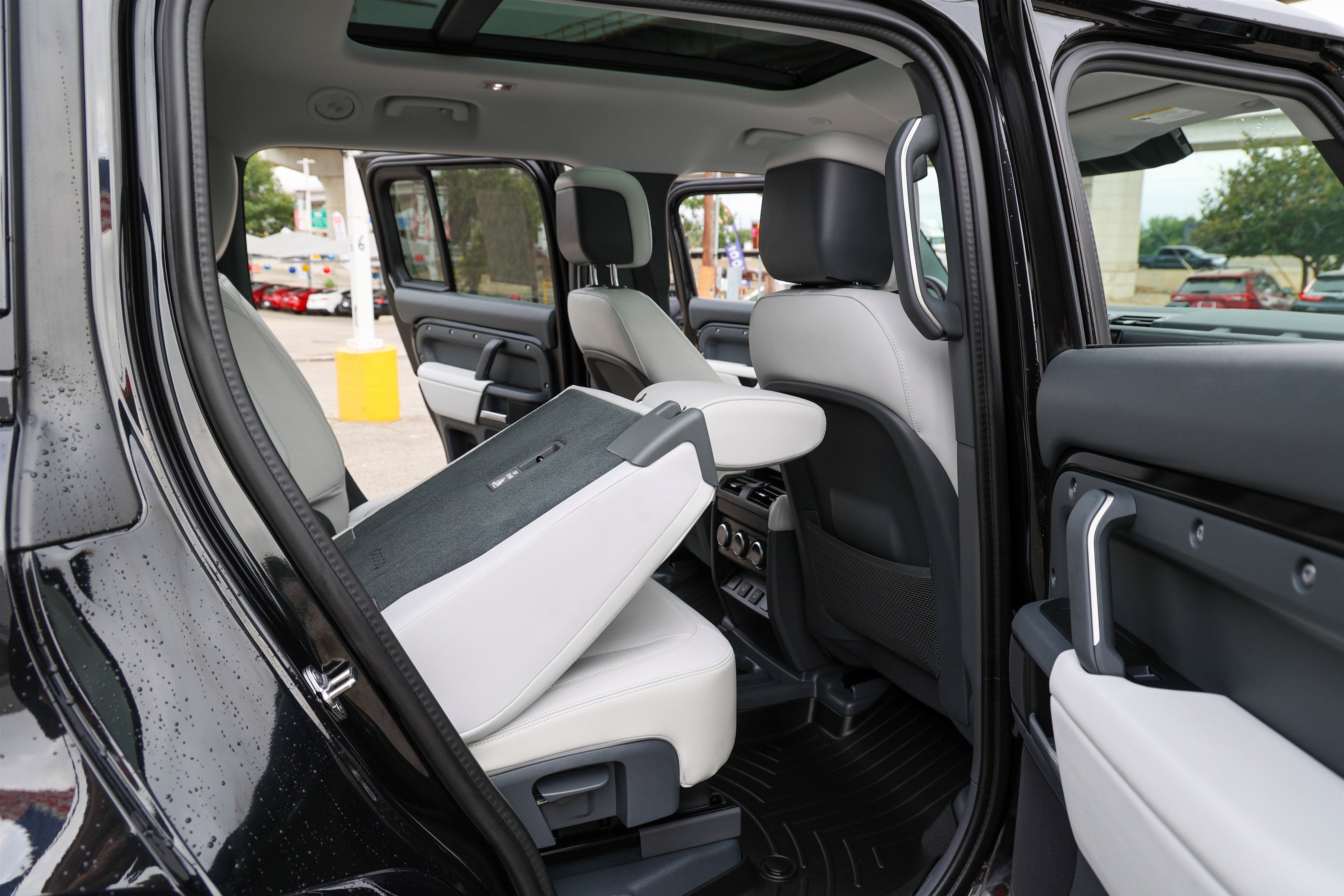 2025 Land Rover Defender X-Dynamic SE