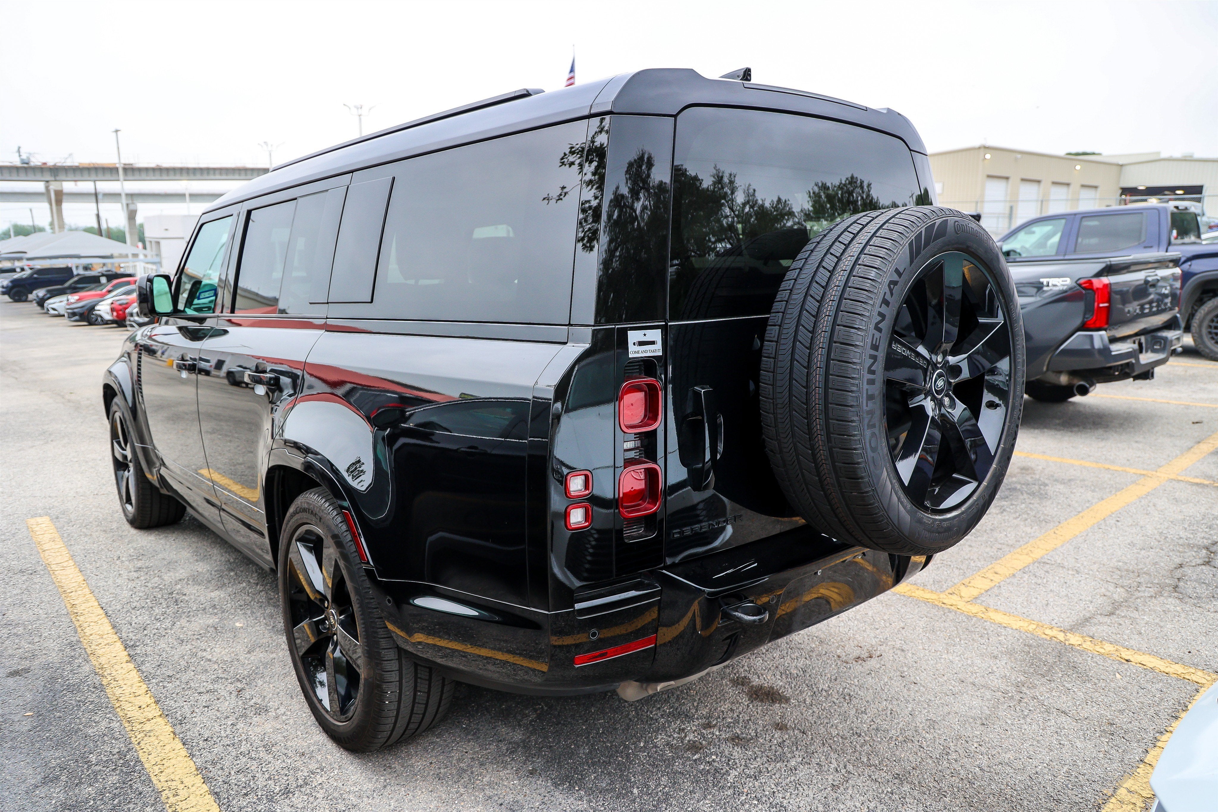 2025 Land Rover Defender X-Dynamic SE