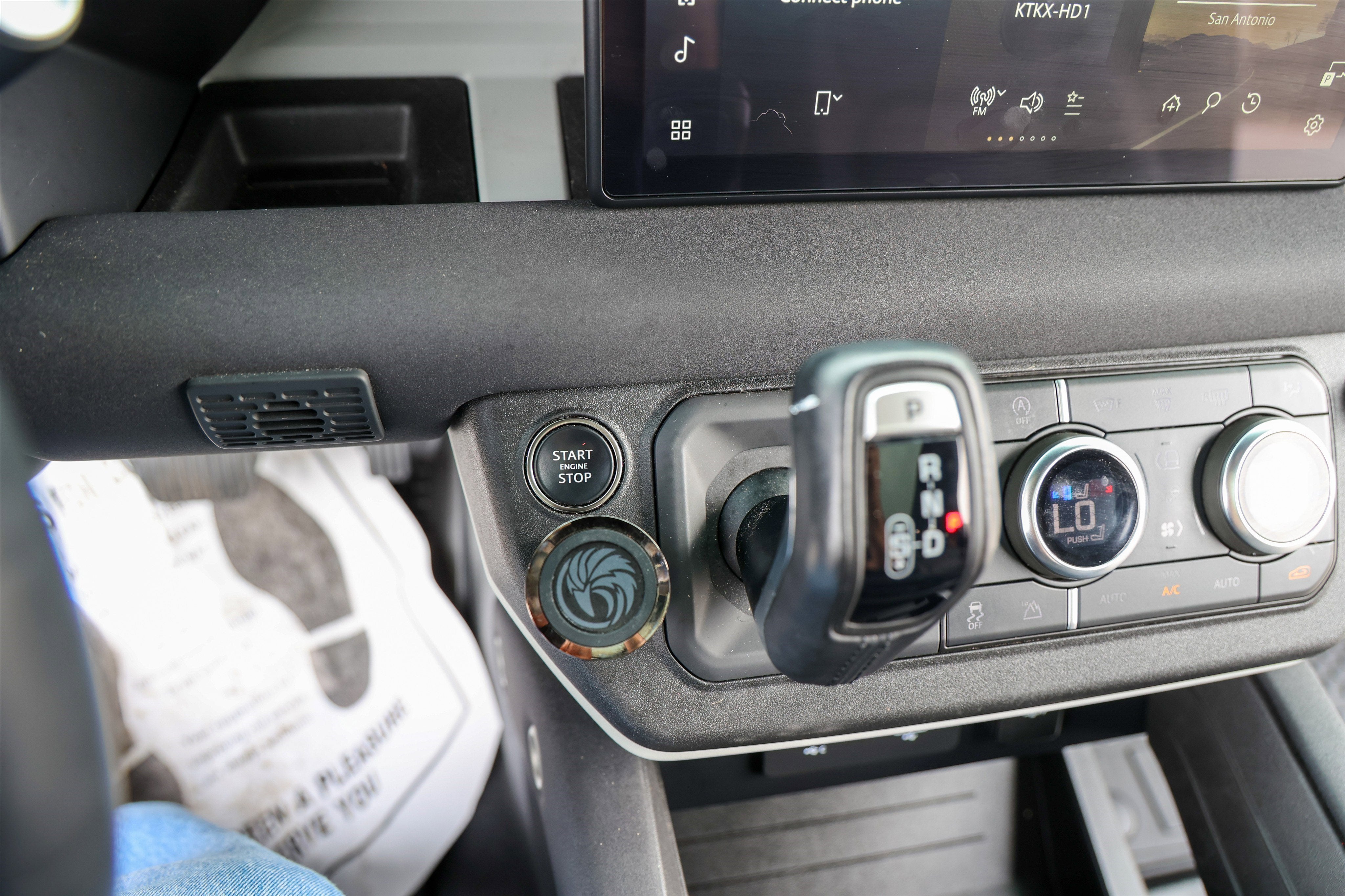 2023 Land Rover Defender SE