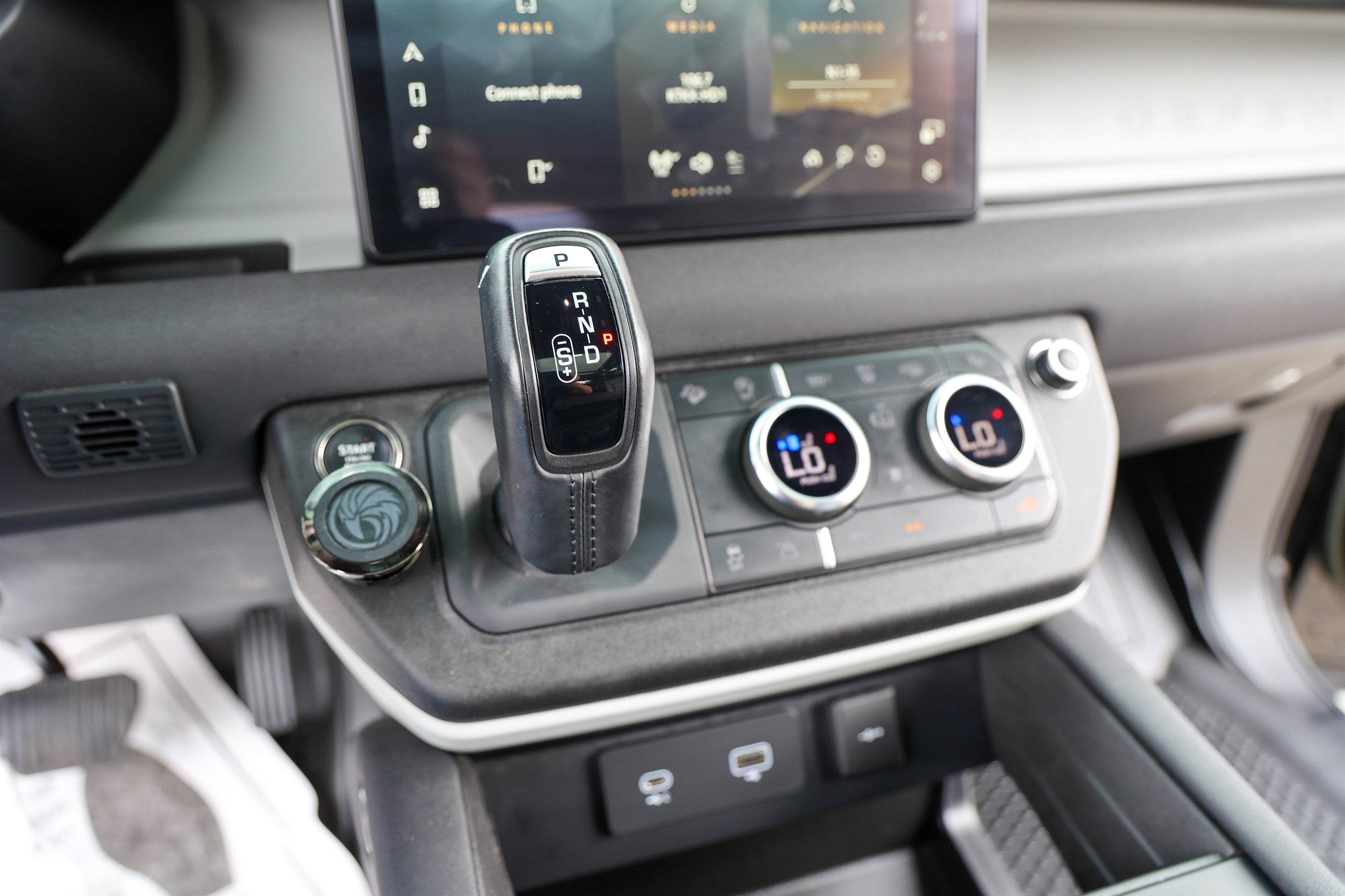 2023 Land Rover Defender SE