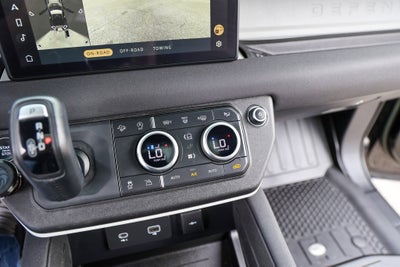 2023 Land Rover Defender SE