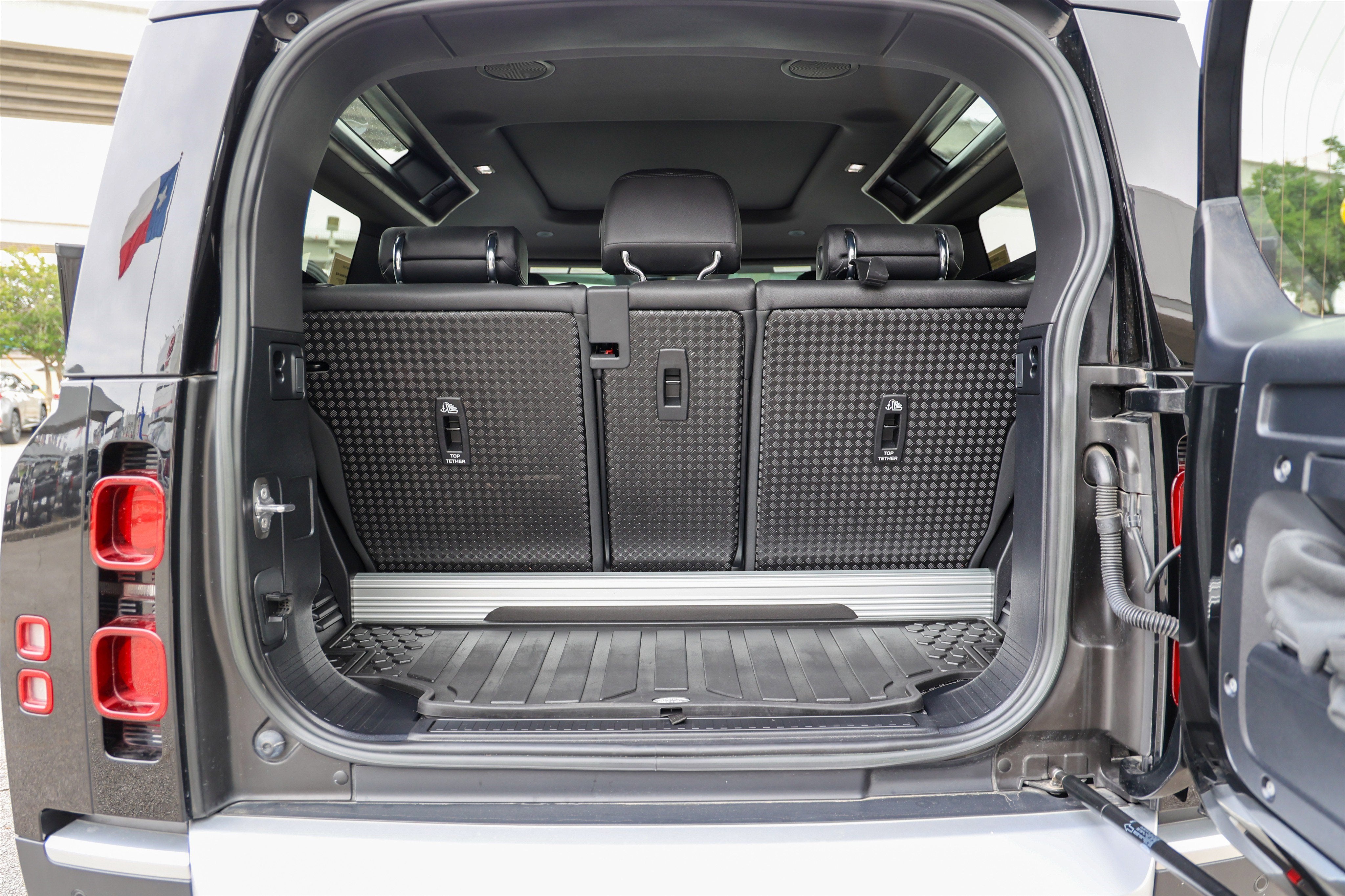 2023 Land Rover Defender SE