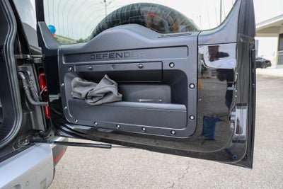 2023 Land Rover Defender SE
