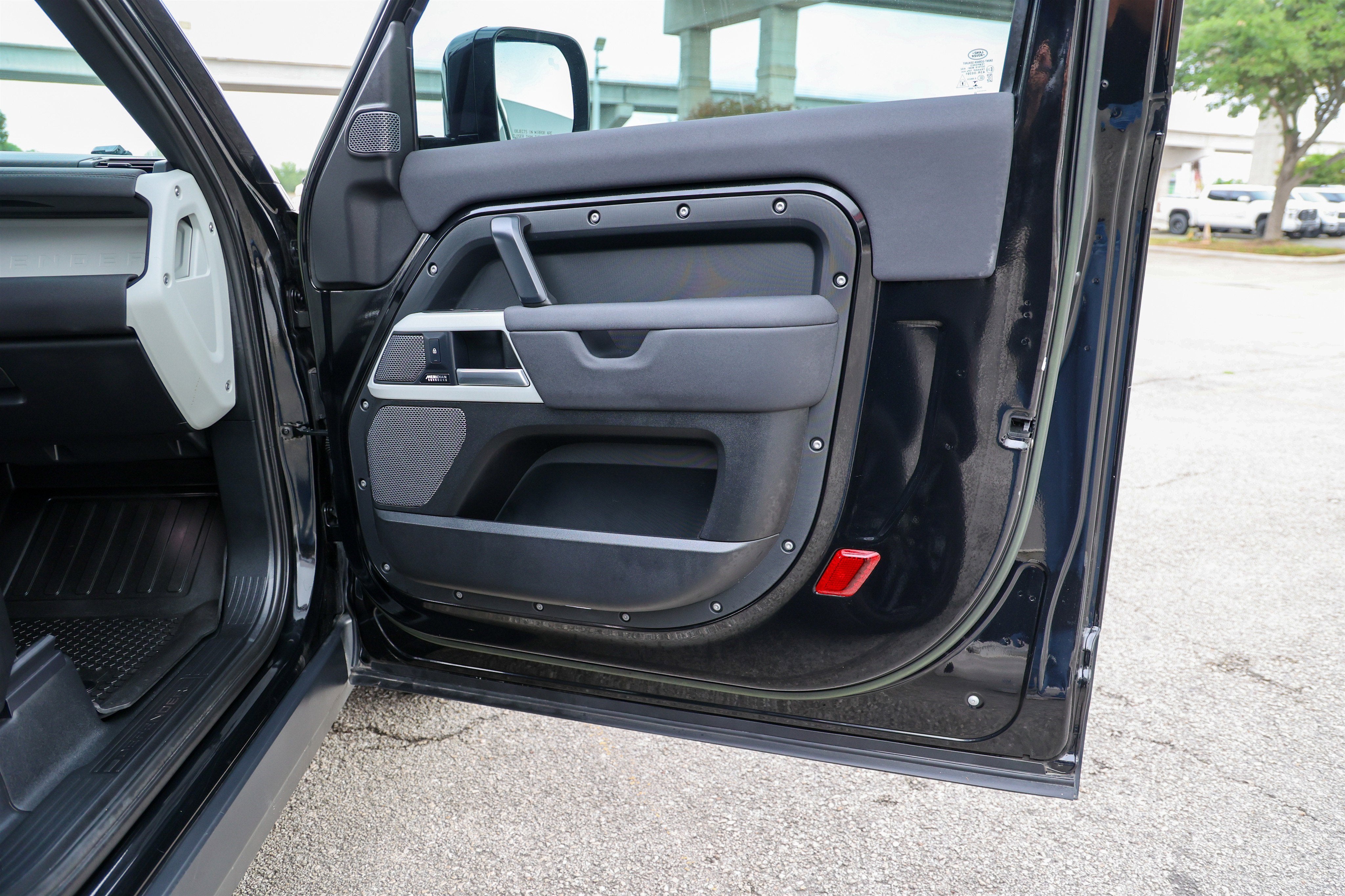 2023 Land Rover Defender SE