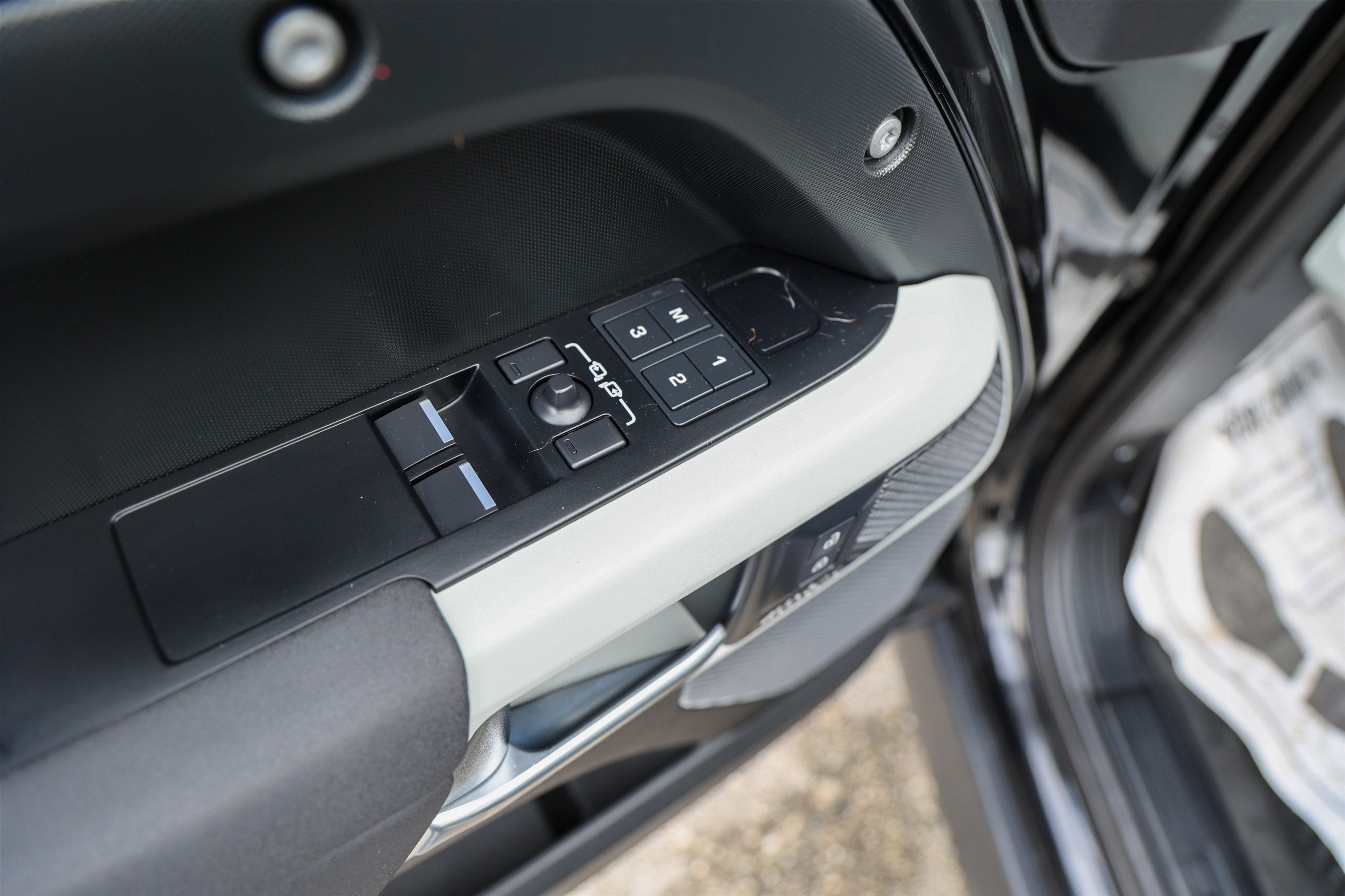2023 Land Rover Defender SE