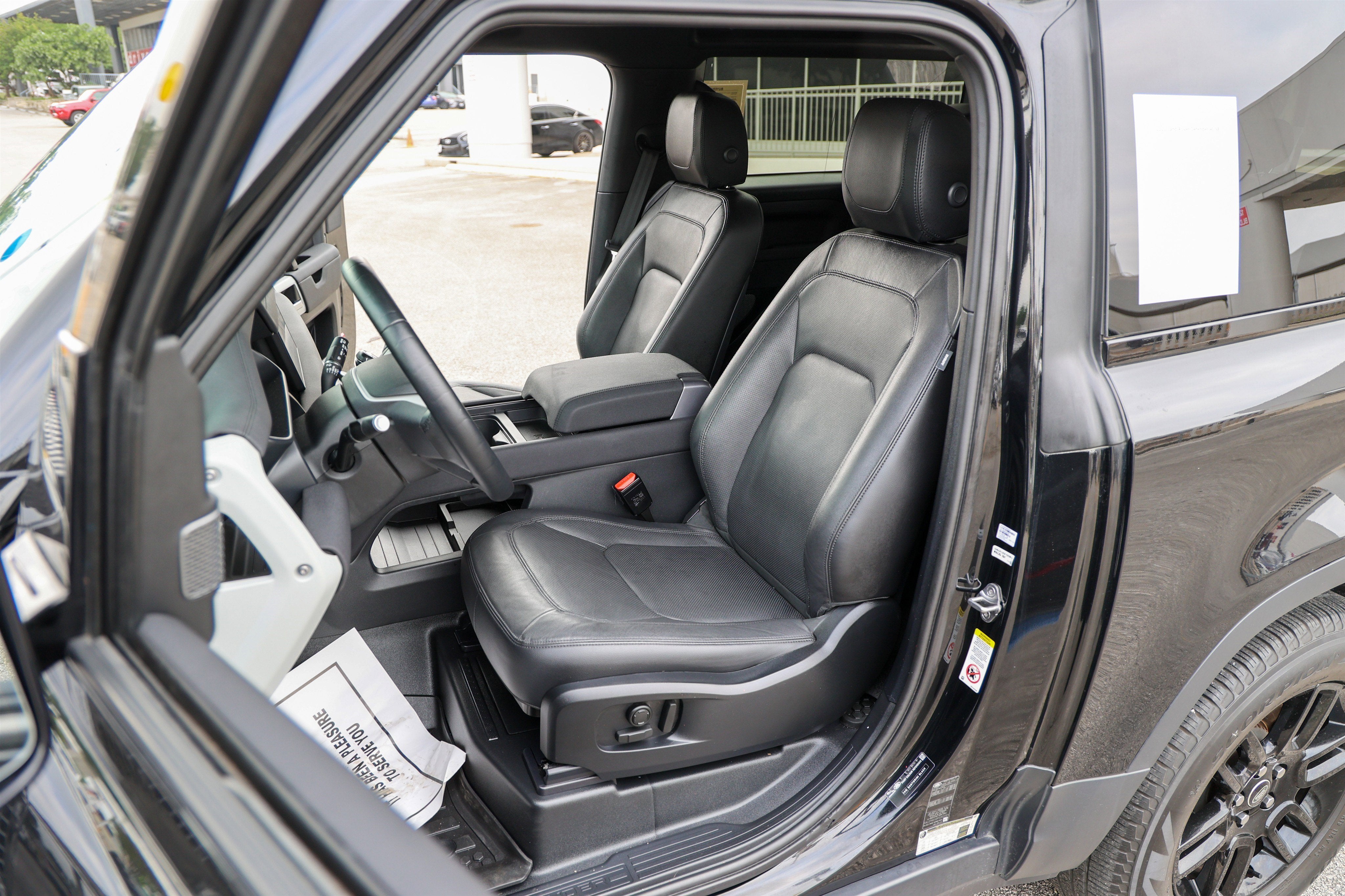 2023 Land Rover Defender SE